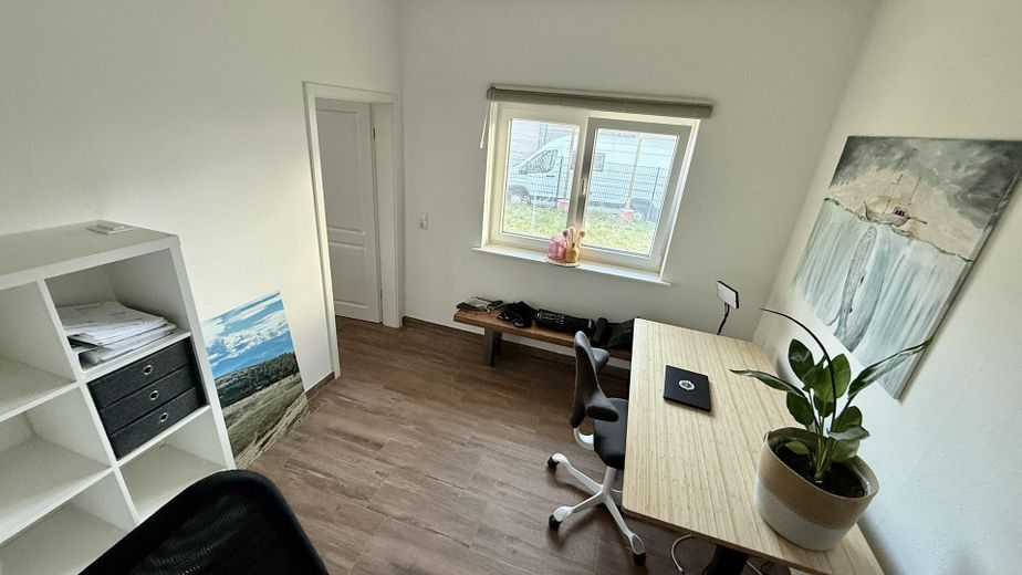 Jak nowy drewniany bungalow klasy A+ w pobliżu Eidery – ogród, widok na pola, bez prowizji – 3. Raum Südseite 