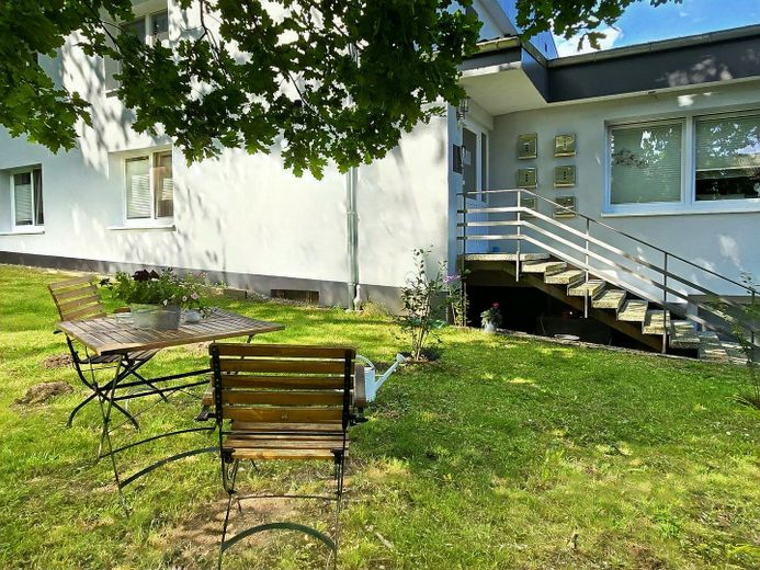 Mehrfamilienhaus 9 Wohnungen voll vermietet in Malente – Garten Ost Ansicht / Sitzecke