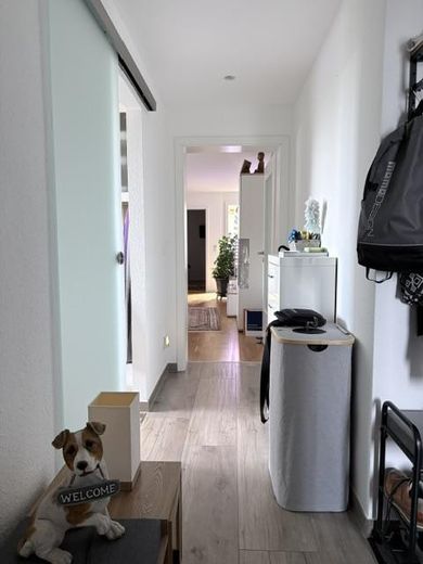 Mieszkanie 3-pokojowe blisko centrum z balkonem i nowoczesnym wyposażeniem – Flur
