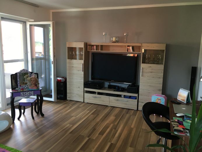 Appartement moderne de 3 pièces avec prestations haut de gamme, balcon et deux carports – Wohnzimmer_2