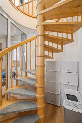 EG-Wohnung mit 134 m² großem Süd-Westgarten und direkt zugänglichem beheiztem Hobbyraum (21 m²) – Treppe