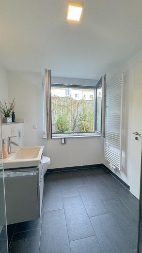 Modernes Townhouse am Rheinauer See – 5,5 Zimmer, 2 Terrassen, Garage & Top-Ausstattung – Bad 3 mit Dusche, Bild 2
