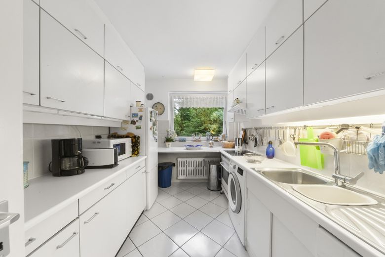 Wohnen mit viel Platz und eigener Terrasse - 4-Zimmer-Wohnung in begehrter Westend-Lage – Küche
