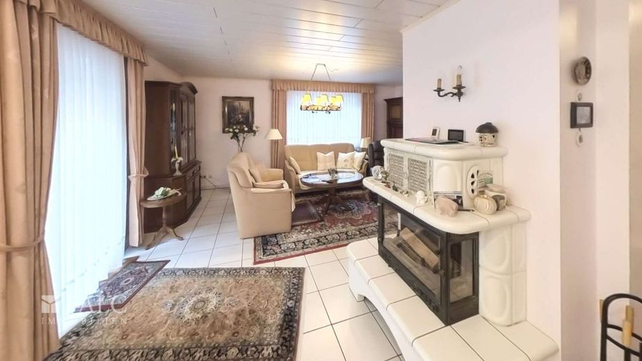 Exklusives Zweifamilienhaus mit Einliegerwohnung in begehrter Lage – Wohnzimmer EG
