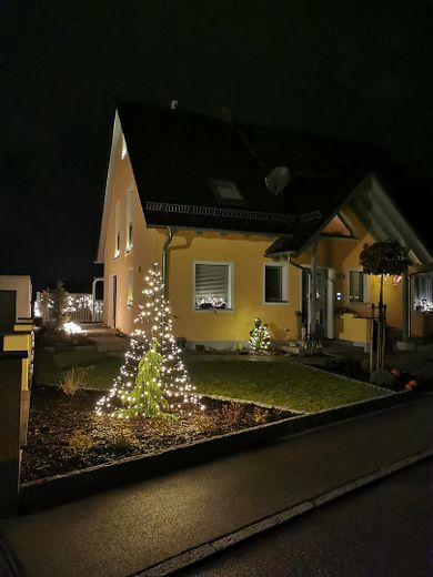 Orman kıyısında sakin bir konumda sıra dışı bir ev. Havuzlu, jakuzili ve uzak manzaralı eşsiz bir mülk. – Adventsstimmung