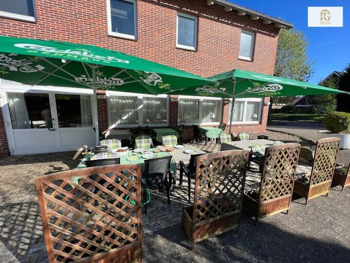 Popular attractive restaurant in the town center of Hemmoor with bowling alley, large hall with approx. 300 seats, stage, guest rooms, outdoor terrace – Foto 1