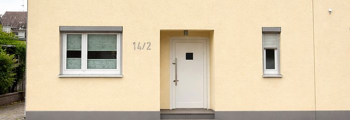 Attraktive Doppelhaushälfte mit viel Platz für groß und klein, jung und alt.. – Frontansicht | Straße