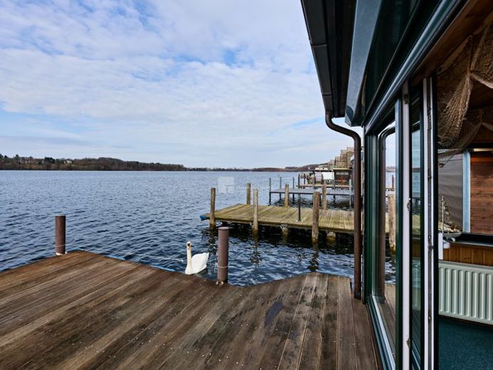 Reetgedecktes, winterfestes Bootshaus mit Bootsgarage und Motorboot am Ziegelsee sofort nutzbar – फोटो 1