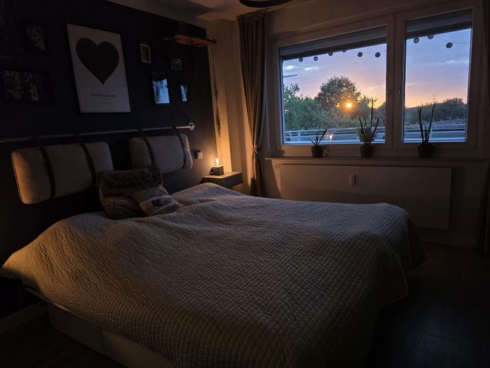 Bremen Neustadt’ın çatılarının üzerinde yaşam – gün batımları sunan modernize edilmiş 4 odalı daire! – Schlafzimmer - Sonnenuntergang