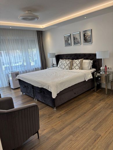 Hochwertig sanierte Doppelhaushälfte mit Hydropool & Wintergarten – ruhige, grüne Lage am Hochfeld – Schlafzimmer Eltern