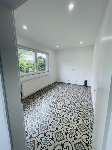 Freshly renovated! 885m² Elegant & Attractive commission-free commercial space in Winsen (Luhe) – Bürobereiche im EG/Küche