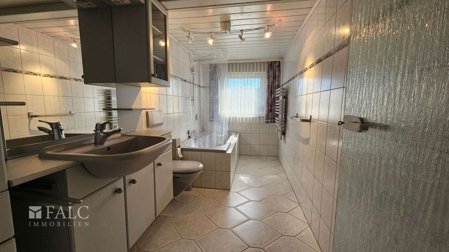 Die Lage ist entscheidend, und die ist top ! – Badezimmer OG