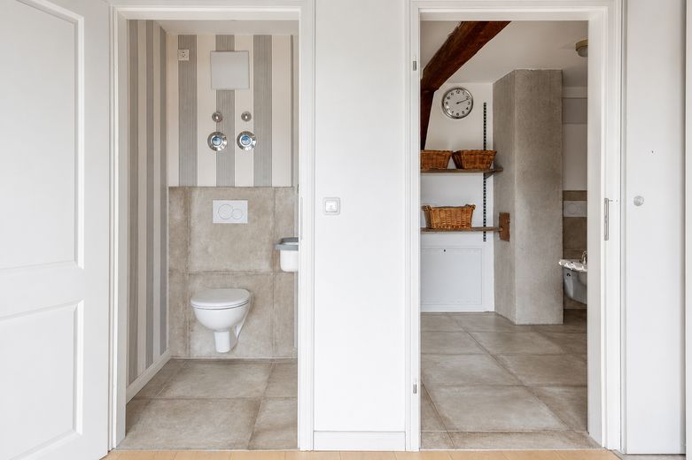Großzügige Dachgeschosswohnung mit zwei Dachterrassen im Herzen der Altstadt von Laufen – Badezimmer & WC