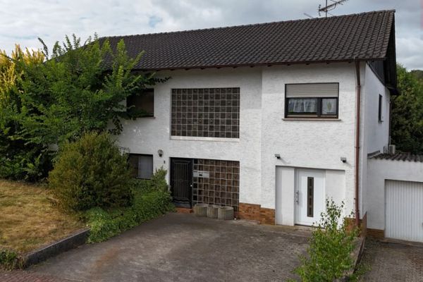Großzügiger Bungalow mit Einliegerwohnung, Pool und viel Potenzial in ruhiger Wohnlage von Landsweiler