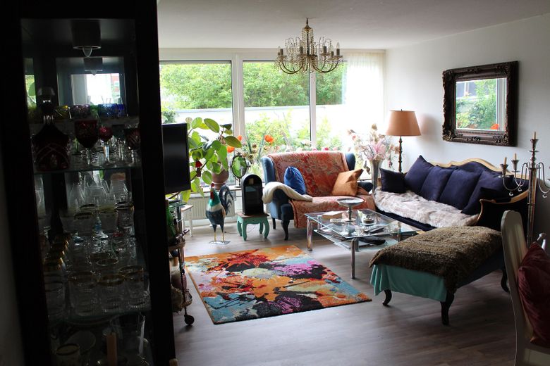 Precioso apartamento de 2 habitaciones con patio-jardín propio en la casa aterrazada de Hannover – Wohnzimmer