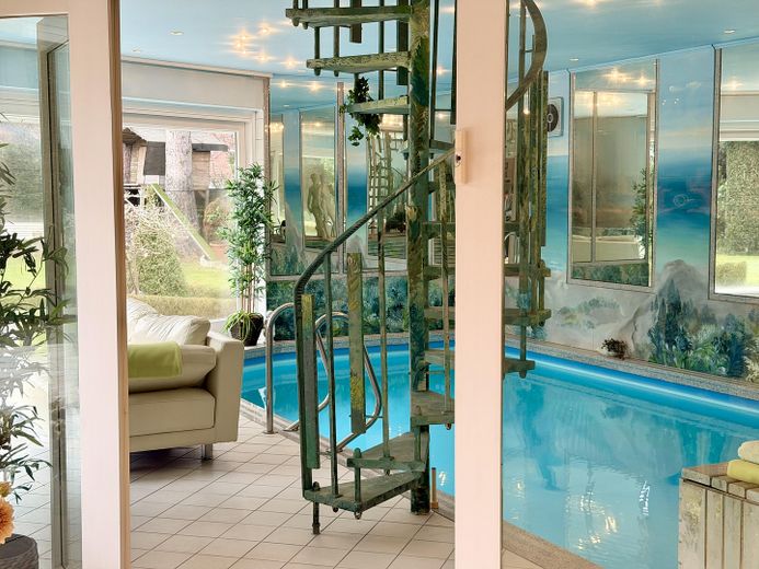فيلا معمارية حصرية مع مسبح داخلي في غروس بورغفيدل قرب هانوفر – Indoor-Pool vom Wohnzimmer aus