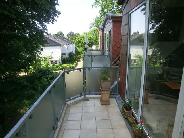 Charmante 3-Zi.- Maisonettewhg, TG-Stellplatz ,Garten, Balkon in grüner Lage von Hamburg Meiendorg – Balkon 