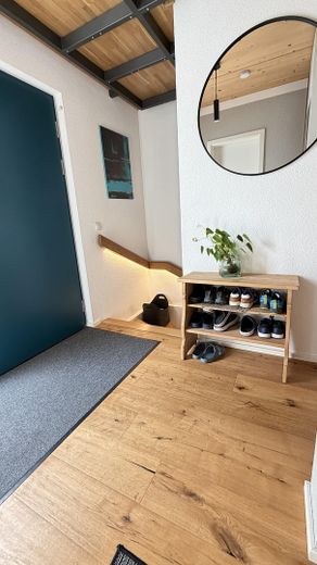 Maison de caractère personnalisée : maison jumelée claire et haut de gamme à Bittenfeld, KfW 55 – Flur und Treppe ins UG