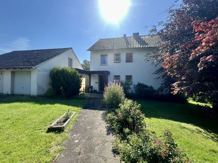 Viel Raum für Ideen: Zweifamilienhaus mit großem Garten, Garagen und Nebengebäude in Gohfeld – Garagen