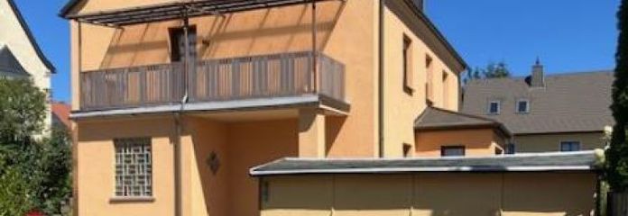 ¡Se vende casa unifamiliar y mayormente rehabilitada para 1-2 familias, con acceso, garajes, piscina y dependencias auxiliares, en una ubicación residencial privilegiada de Treuen!
