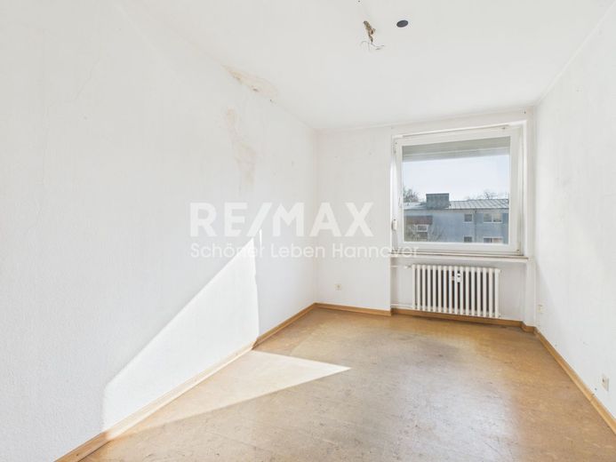 *reserviert* Renovierungsbedürftige, sonnige 3 Zimmer- Wohnung – Zimmer