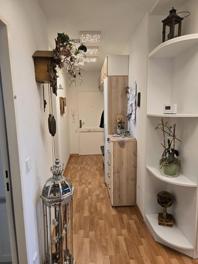 Lichtdurchflutete 3-Zimmer-Wohnung im 7. OG über dem AEZ mit spektakulärem Hamburg-Blick und Loggia! – Diele Richtung Eingangstür