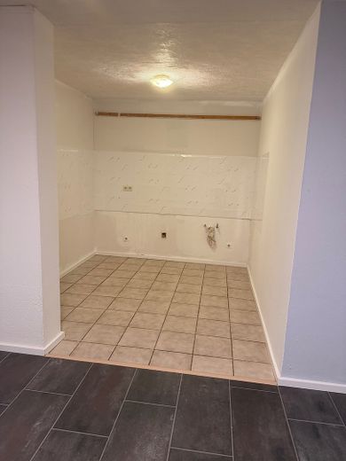 VIVIENDA DE 3 HABITACIONES CON COCINA, BAÑO Y PASILLO CERCA DEL AEROPUERTO DE HAHN – Foto 6