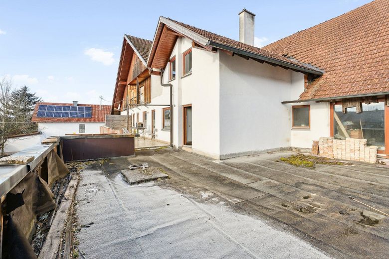 RENDITE > 7% mgl. o. Eigennutzung und Kapitalanlage kombiniert-MFH mit Ausbaupotenzial rd.350 m2 – Balkonbereich