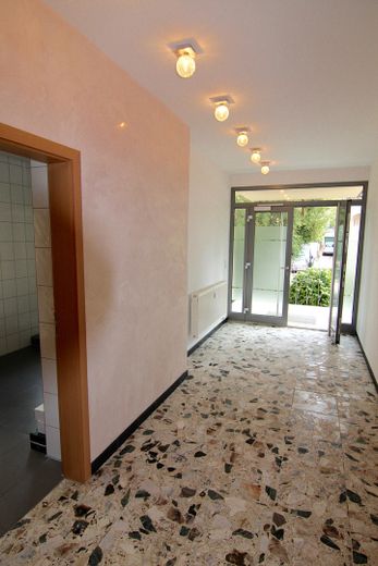 Vivienda lujosa en una zona residencial verde de HHL, en las afueras del centro de la ciudad, con jardín y plaza de aparcamiento para coche. – Foto 5