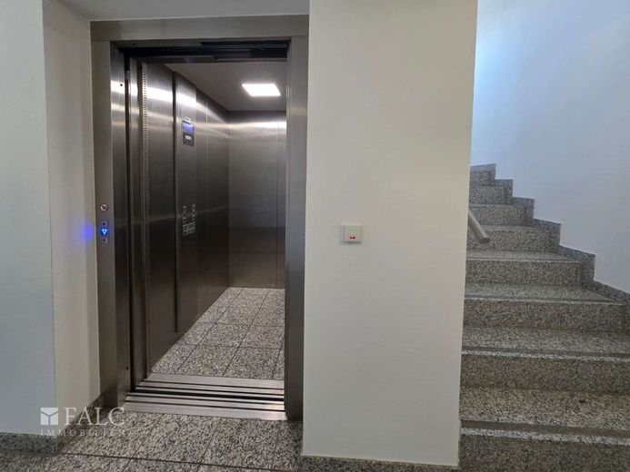 Urbanes Wohnen mit Skylineblick - modernes Wohnen am Frankfurter Riedberg – Aufzug &amp; Treppenhaus