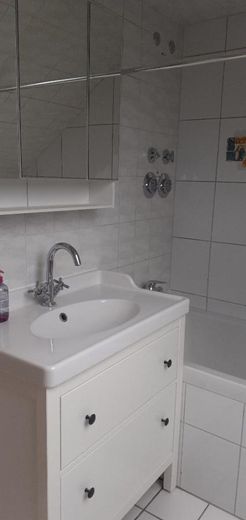 Schicke, gemütliche Dachgeschosswohnung in ruhiger Lage – Bad 1