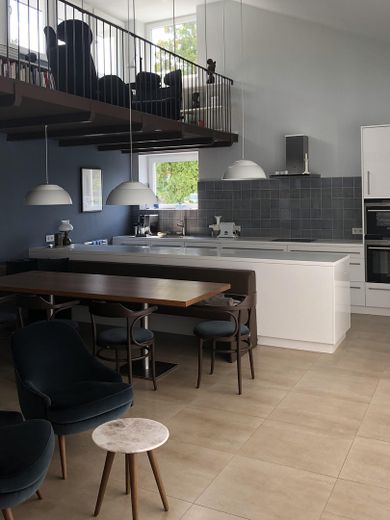gepflegte Villa mit eig. Seezugang, Steg, Gästehaus, Sauna, Designmobiliar nahe Berlin – Wohnküche