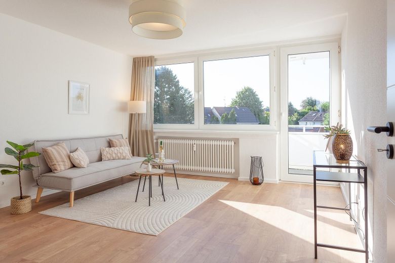 Frisch renovierte 3-Zimmer Eigentumswohnung mit Südbalkon und Aufzug – Wohnzimmer mit Balkonzugang