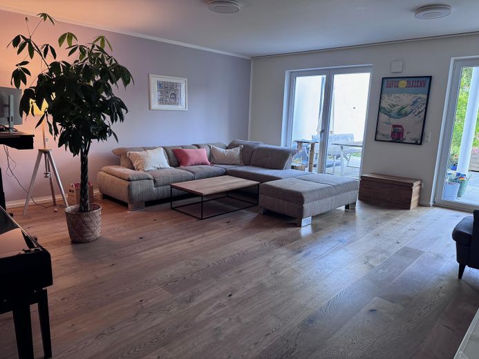 Einzigartige Gartenwohnung in München – Wohnzimmer - Übersicht 1