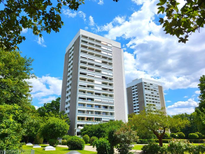 Bogenhausen 15° piano appartamento di 3 locali con vista sulle Alpi e piscina sul rooftop – vendita privata! – Außenansicht