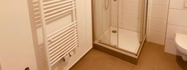 Apartment Studio in ruhiger Lage, möbliert, inklusive Einbauküche – Bad mit Dusche