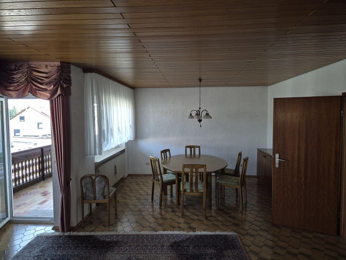 Einfamilienhaus mit Einliegerwohnung, Wintergarten, Garage und Gartenparadies auf 708 m2 – Esszimmer OG Zugang Balkon