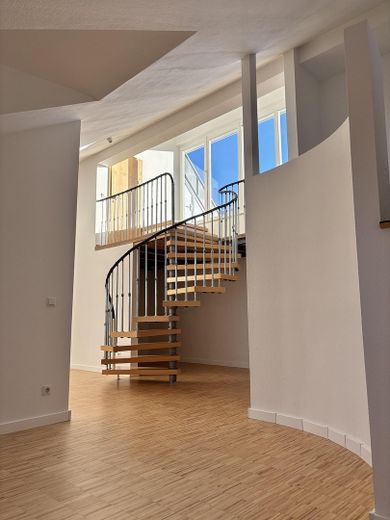 Sobre los tejados de Leipzig: dúplex de 2,5 habitaciones con 25 m² de terraza-solárium en la azotea en Rosental/Zoo – Foto 2