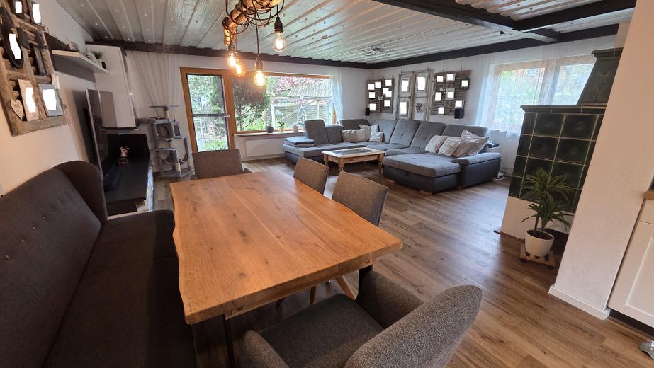 Ampio bungalow con giardino, finiture di pregio e area aggiuntiva opzionale – Wohn-/Essbereich 