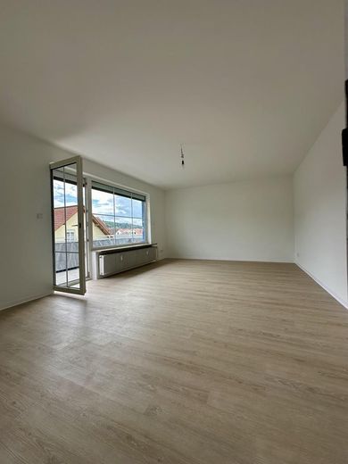 Helle 3-Zimmer-Wohnung mit Balkon – ruhige & zentrumsnahe Lage – Wohnzimmer mit Balkon