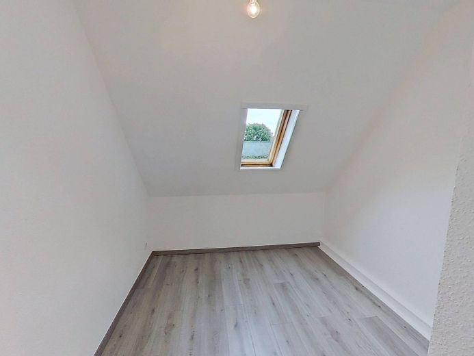 Gemütliche 3-Zi.-Dachgeschosswohnung mit Wannenbad in ruhiger Wohnlage – Ansicht I: Schlafzimmer I