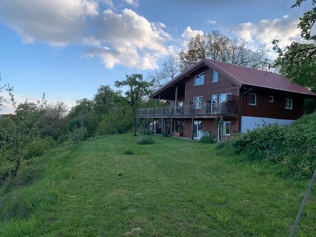 Das Haus von der Rasenfläche 