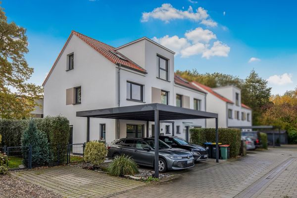 Casa bifamiliare ben curata con giardino esposto a sud, terrazza coperta e doppio carport – senza provvigione
