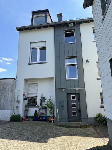 Wohnen mit Kamin, Terrasse und Garten – großzügige 3,5-Zimmer-Wohnung in Solingen – Aussenansicht