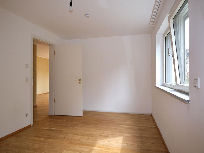*PROVISIONSFREI* Hochwertige Erdgeschoss-Terrassenwohnung in Bestlage Maxhofstraße - Fürstenried – Behagliches Schlafzimmer