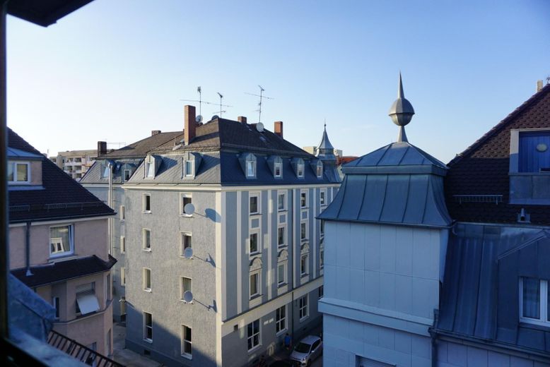 APPARTAMENTO MAISONETTE DI 2,5 LOCALI SFITTO in elegante edificio d’epoca | TERRAZZA SUL TETTO | Garage doppio – Ausblick