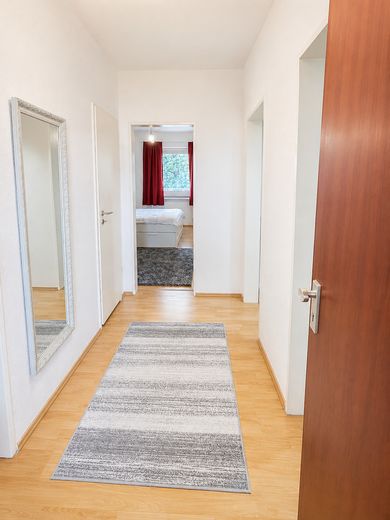 Luminoso appartamento di 2,5 locali COMPLETAMENTE ARREDATO con CUCINA e balcone – Flur