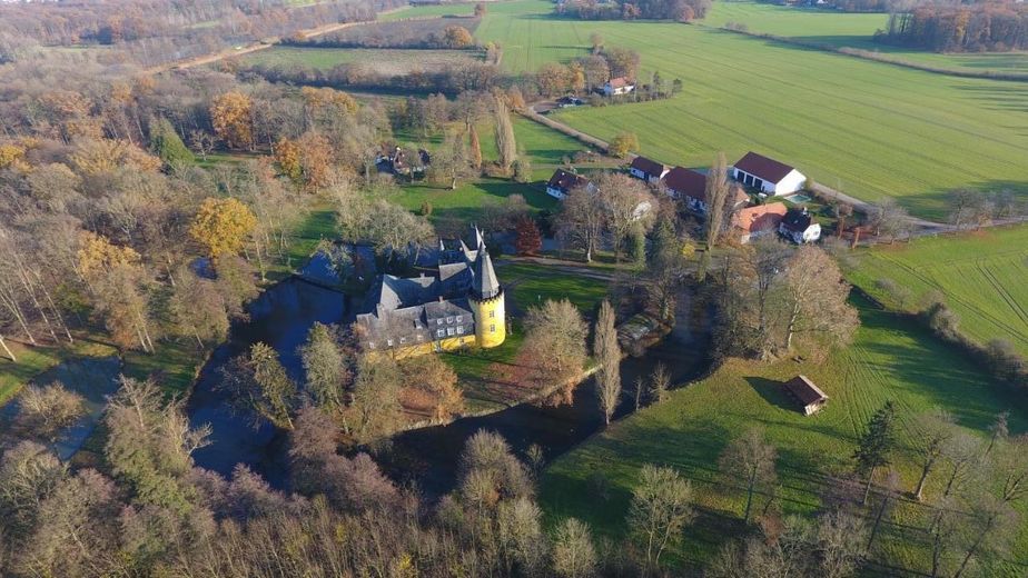 Idyllische Altbauwohnung mit Blick aufs Wasser – Übersicht Hofanlage