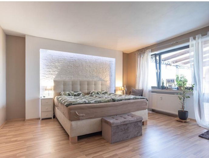 Exklusiver freistehender Bungalow mit Einliegerwohnung, Fernblick, Doppelgarage & großem Garten – Foto 2