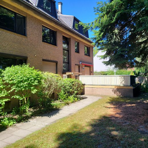 Lichtdurchflutetes Wohnen in Hamburg-Lokstedt: Charmante 3-Zimmer-Wohnung – Haus Rückseite